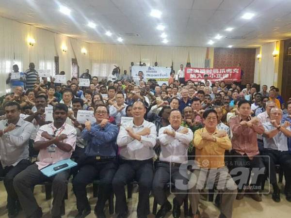 Antara yang hadir ke pertemuan disertai empat buah persatuan Tamil dan Tionghua negeri Kedah.