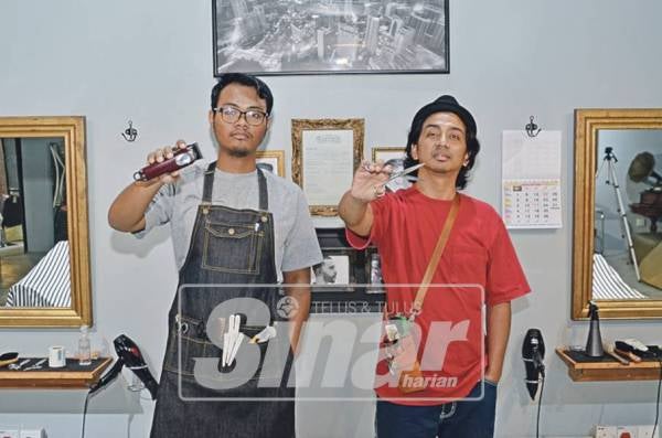 PEMILIK Cutter Barbershop & Skatestore, Zaizham Haron atau mesra dipanggil Puffa (kanan) bersama kakitangannya.