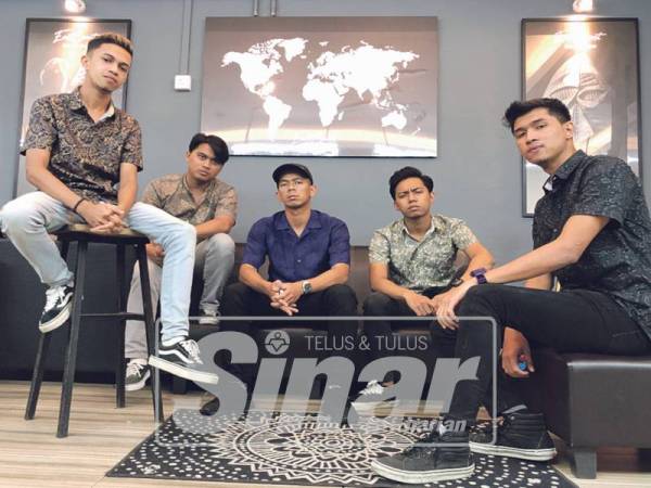 PEMILIK Eastcost Barber Shop, Mohd Nazairwan Arba’ain atau lebih dikenali dengan gelaran Naxa (tengah) bersama kakitangannya. 