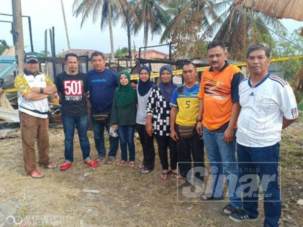 Razmizan (dua dari kiri) bersama wakil Persatuan Bola Baling Negeri Perak hadir menyerahkan sumbangan dana tabung kutipan kecemasan kepada Nur Fazira bagi meringankan beban ditanggung atlet itu dan keluarganya hari ini.