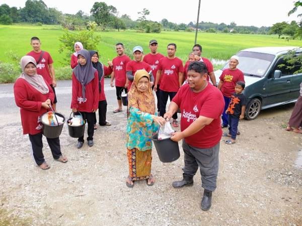 Shaharudin bersama ahli jawatankuasa Pertubuhan Kebajikan Insaniah Kajang Sebidang dan keluarga Wok Leh menyampaikan daging korban kepada Mek Nab.