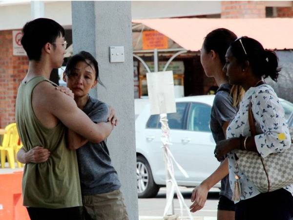 Sebahagian daripada ahli keluarga dua warga Singapura yang hilang ketika berkayak di perairan Endau dekat Mersing, Khamis lepas berada di Pengkalan Hadapan Carilamat (PHC), Jeti Penyabong, Mersing, untuk mendapatkan maklumat terkini mengenai operasi mencari dan menyelamat (SAR) mangsa yang hilang. - Foto Bernama
