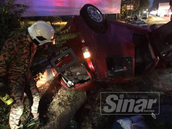 Anggota bomba membantu mangsa di lokasi kemalangan di depan masjid Ulu Pulai, pagi tadi.
