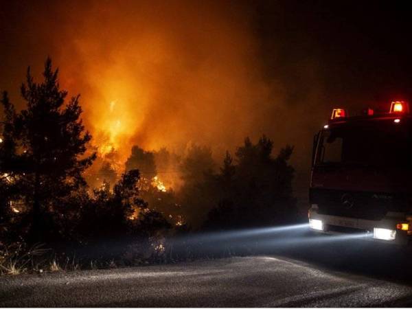 Kebakaran yang tercetus di Aude sejak semalam telah memusnahkan 900 hektar hutan pokok pain.