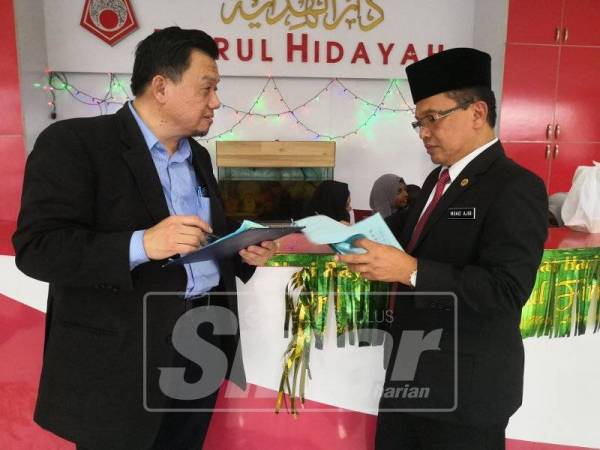DR TAUFIQ (kiri) berbincang dengan Pengarah Jabatan Agama Islam Wilayah Persekutuan, Mohd Ajib Ismail tentang dunia dakwah.