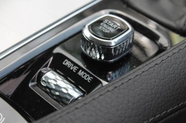 SISTEM penghidup enjin tanpa kunci dan butang kawalan mod pemanduan.