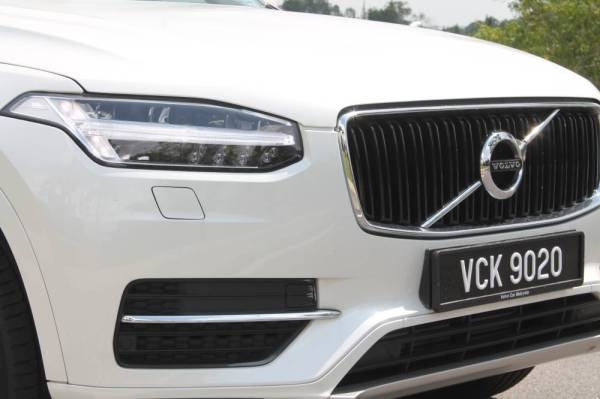 LAMPU utama nyalaan siang LED