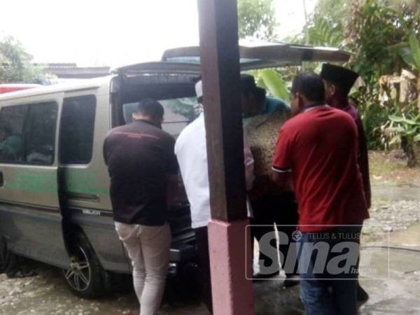 Jenazah Allahyarham Anas Mikail dibawa ke Tanah Perkuburan Simpang Lima, Parit Buntar untuk disemadikan.