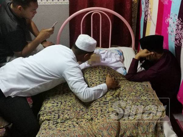 Ahli keluarga Allahyarham Anas Mikail berkesempatan menatap wajah kanak-kanak itu buat kali terakhir di rumahnya di Kampung Tanah Kebun, Parit Buntar hari ini.