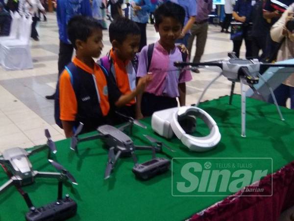 Tiga murid-murid tertarik melihat salah satu pameran yang terdapat pada Majlis Perasmian Minggu Sains Negara (MSN) peringkat negeri di MITC di Ayer Keroh di sini hari ini.