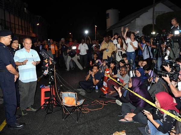 Sidang media Che Zakaria Othman malam ini. - Foto BERNAMA