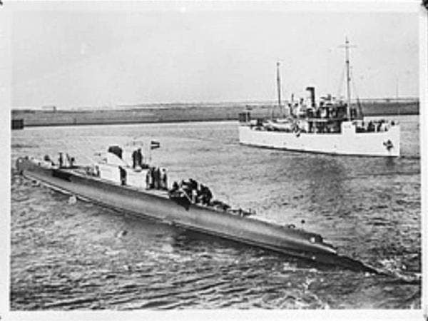 Kapal bersejarah milik Belanda era Perang Dunia Keduam, HNLMS K XVII (kiri).- Foto sumber wikipedia