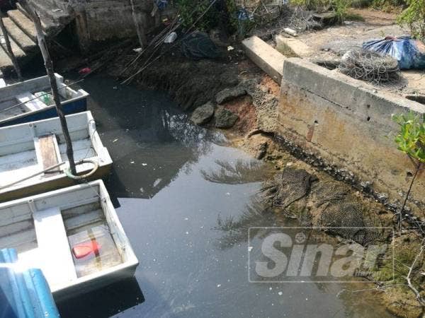 Keadaan air yang keruh dan berbau di kawasan jeti Sungai Kopok.