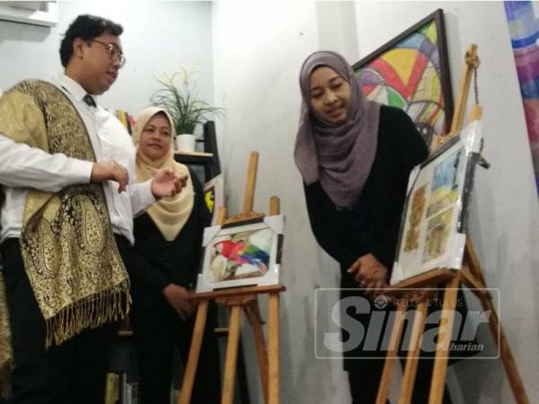 Abdul Kareem (kiri), Nolee Ashilin dan Nur Hanim pada sidang akhbar sempena Pameran From The Art Room di Pusat Koloni Karyawan Amanjaya (PORT), semalam.