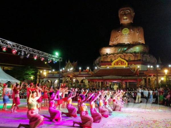 Persembahan kebudayaan masyarakat Siam menghiburkan sempena sempena Festival Citrawarna Siam Malaysia 2019 di Wat Machimmaram Kampung Jubakar di sini malam tadi.