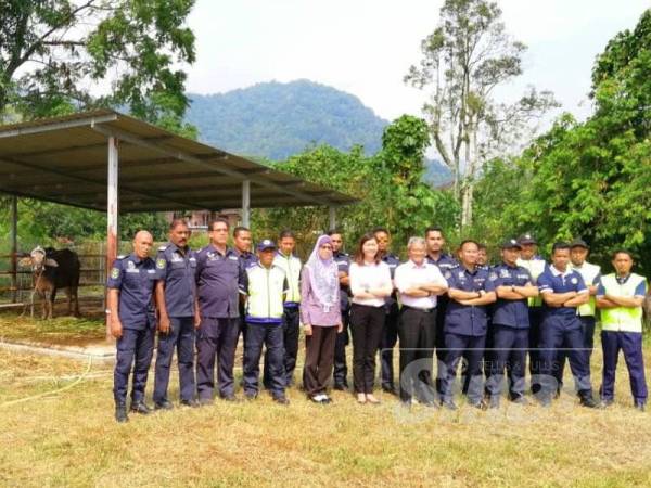 Khairul Amir dan Sandrea Ng bersama sebahagian yang terlibat dalam operasi menangkap haiwan ternakan berkeliaran.