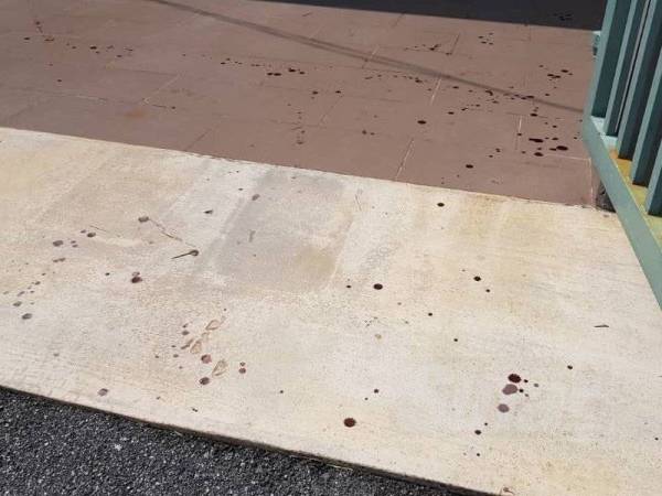 Kesan darah mangsa kelihatan pada lantai hadapan rumahnya di Kampung Padang Luas, Jertih, Terengganu.