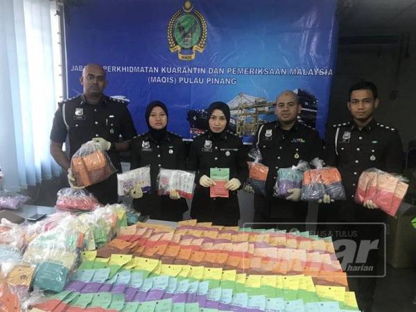 Beberapa pegawai Maqis Pulau Pinang menunjukkan 440 paket makanan haiwan tanpa permit yang dirampas semalam.