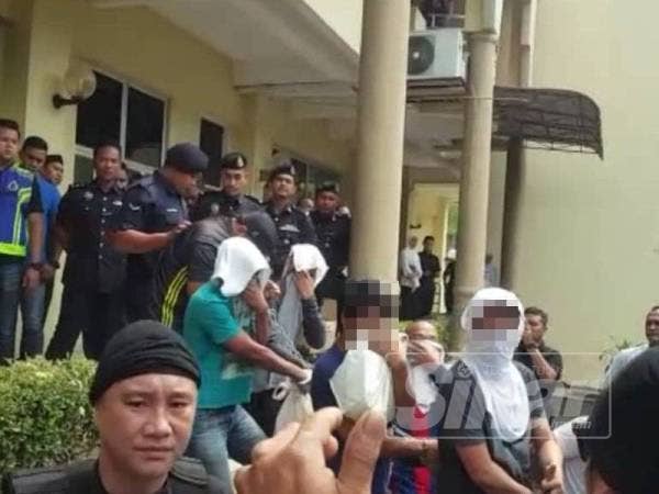 Tiada pengakuan direkodkan daripada 18 anggota kumpulan itu terhadap pertuduhan yang dibacakan di hadapan Hakim Syafeera Mohd Said.