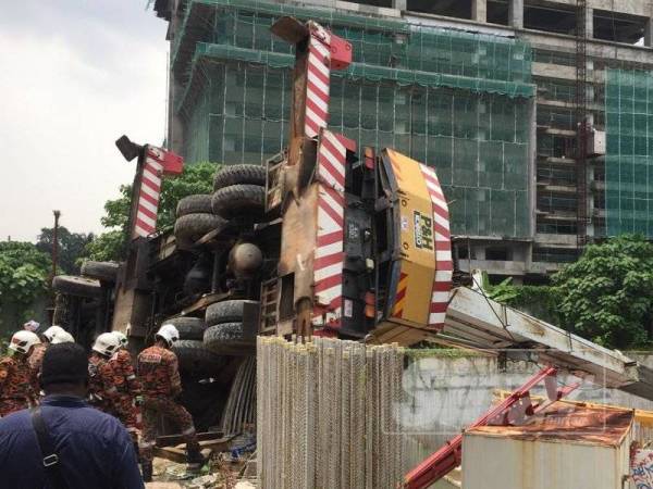 Seorang lelaki cedera di kaki selepas tersepit di bawah kren tumbang.