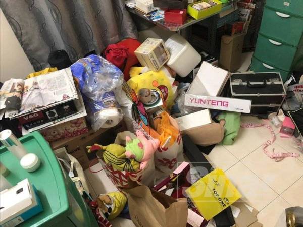 Wong kehilangan enam bentuk cincin emas, tiga telefon bimbit dan sejumlah wang dalam kejadian itu.