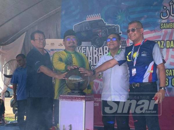 Mohammed Fadzli (dua dari kiri) semasa merasmikan pelepasan konvoi di RTC di sini hari ini.