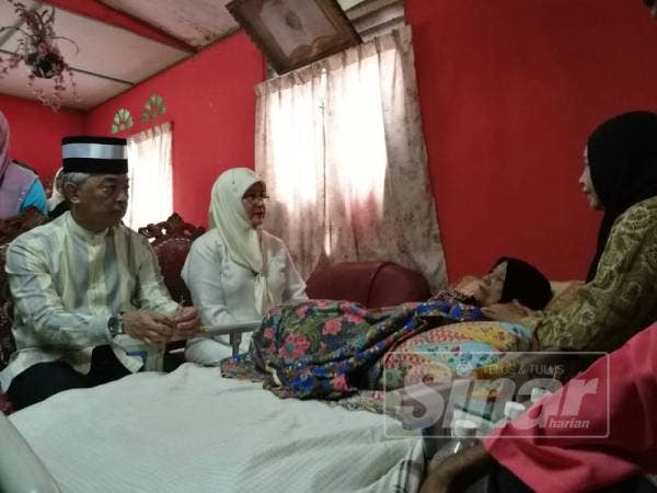Al- Sultan Abdullah dan Raja Permaisuri mencemar duli melawat Salmah di rumahnya di Taman Sri Keramat di sini hari ini.