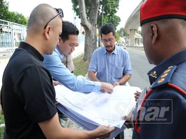 Zulkurnain ketika melawat lokasi banjir di Persiaran Kewajipan, di sini pagi tadi.