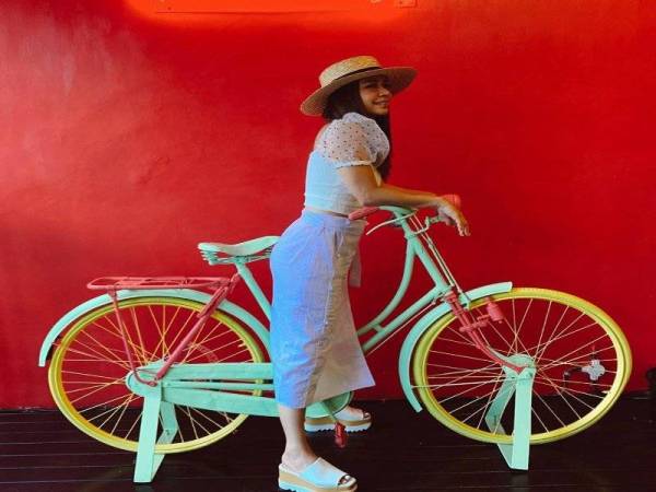 PELAKON Nora Danish tampak comel persis wanita Korea apabila memilih skirt warna putih bersama blaus gelembung pada bahagian bahu ketika bercuti bersama keluarga di Bali, Indonesia bulan lalu.