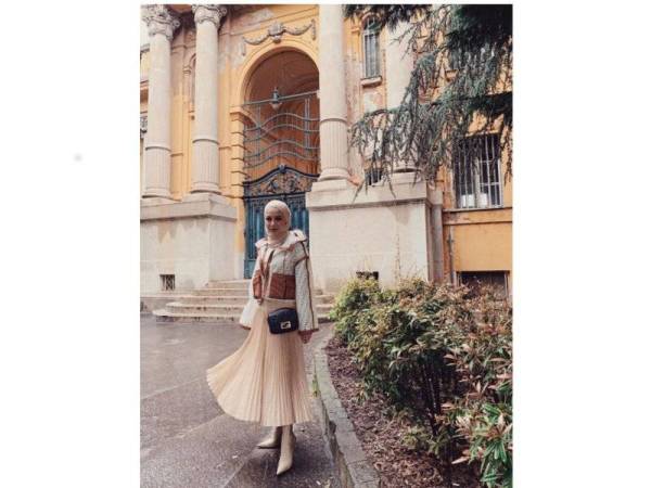 NEELOFA tampak stailo dengan skirt pleated yang dipadankan bersama jaket cropped jenama Fendi dan but nuansa krim ketika menyertai trip produk kecantikan di Budapest, Hungary.