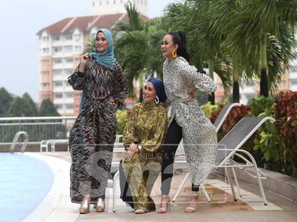 JALINA sentiasa
memastikan koleksi
busana jenama
yang diasaskannya,
JALINA (duduk, tengah) sentiasa memastikan Qarya D' Jalina mengikut trend semasa dan memenuhi cita rasa fesyen para wanita.