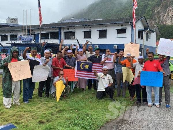 Mansor (lima kiri), Najmi (enam, kiri) bersama veteran ATM membuat laporan polis di Balai Polis pekan Baling, semalam.