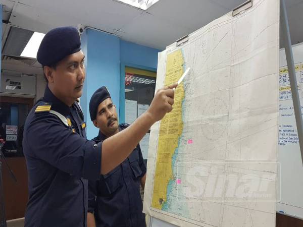 Rashidilhadi menunjukkan kedudukan mayat disyaki seorang lagi peserta kayak yang masih hilang yang dilihat nelayan tempatan pada sidang media di Pejabat Zon Maritim Kemaman hari ini.