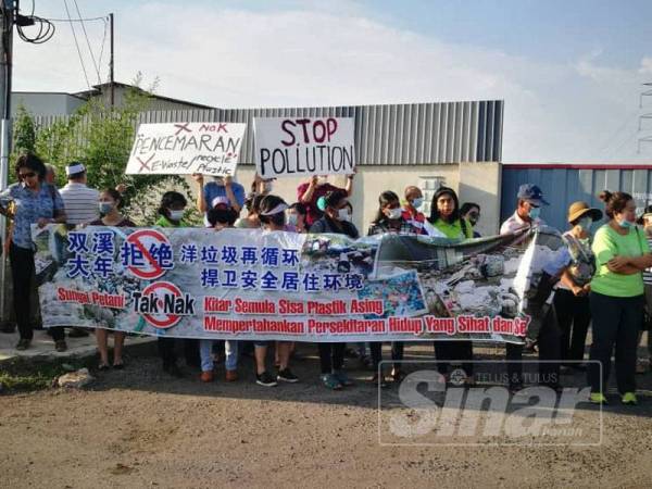 Antara yang hadir menyertai demonstrasi bantahan di Taman Songket Indah petang tadi.