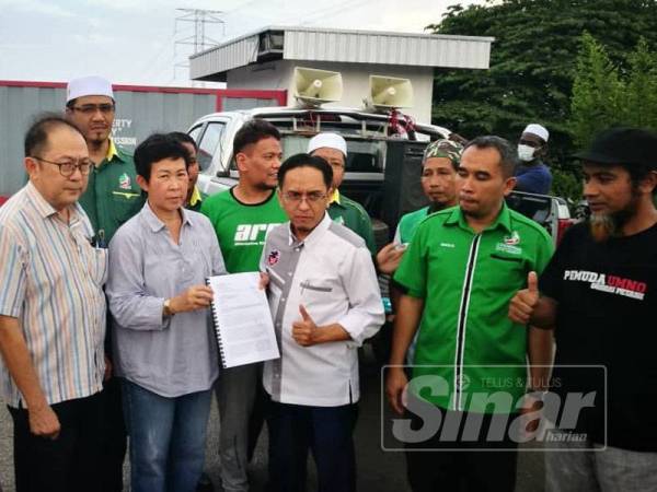 Memorandum diserahkan Kok Fooi (tiga dari kiri) kepada Khairil Nizam (tiga dari kanan) selepas tamat demonstrasi.