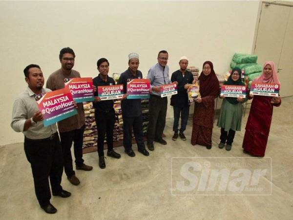 Sahabah al-Quran menyalurkan sumbangan berbentuk keperluan asas dan wang kepada kakitangan Utusan Malaysia dan Kosmo. - FOTO ZAHID IZZANI