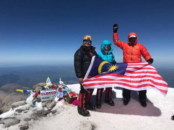 Sara Sofea (tengah) bersama bapa dan Muhammad Farhan yang mengiringi misi pendakian ke puncak Gunung Elbrus mengibarkan Jalur Gemilang bersempena Hari Kemerdekaan Malaysia ke-62.