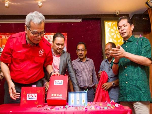 Datuk Seri Mohd Redzuan Yusof (kiri) menyempurnakan gimik pelancaran Program Usahawan Negeri Kelantan malam tadi. - Foto Bernama