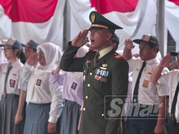Para pelajar sekolah dasar (sekolah rendah) dan sekolah menengah atas (sekolah menengah) dan warga Indonesia yang menetap di negara ini turut hadir. - FOTO: ZAHID IZZANI