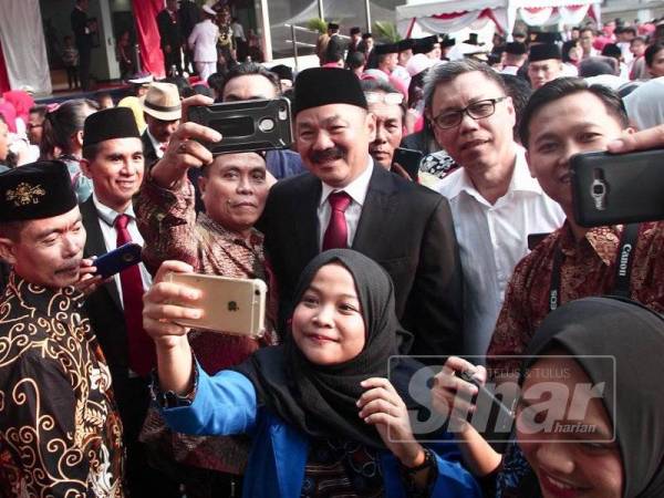 Rusdi Kirana beramah mesra bersama warga Indonesia di Malaysia pada majlis berkenaan. - FOTO: ZAHID IZZANI