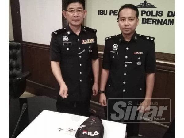 Chee Khoon (kiri) bersama pegawainya menunjukkan barangan dirampas pada sidang media di IPD Sabak Bernam di sini hari ini.