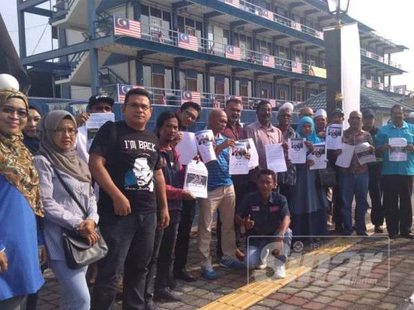 25 ahli PKR Pahang menunjukkan laporan polis dibuat di Ibu Pejabat Daerah (IPD) Kuantan hari ini.