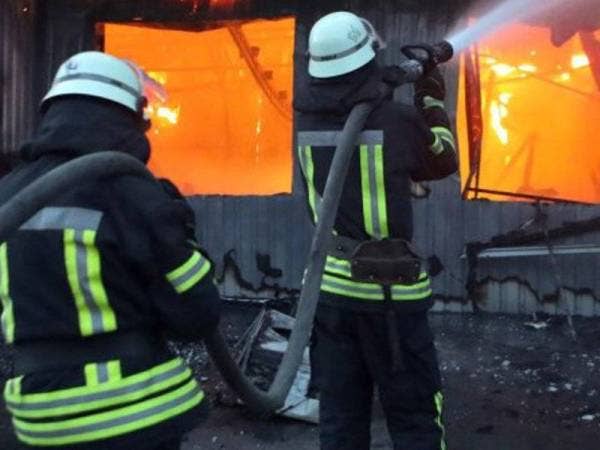 Anggota bomba memadamkan kebakaran di Hotel Tokyo Star, Ukraine. - Foto Reuters
