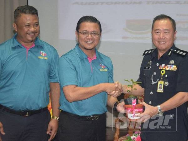 Eng Lai (kanan) menerima anak pokok daripada Pengurus KUED Enterprise Isharizat Ibrahim (dua dari kanan) sebagai simbolik perasmian program amal menanam 1,000 anak pokok sempena KUED 2019 hari ini.