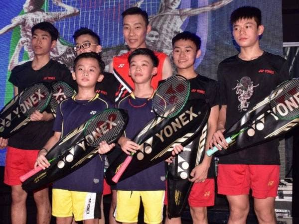 Chong Wei bersama pemain-pemain muda Master Badminton Club (MBC) pada pelancaran Raket Astrox 99 LCW di sini hari ini.