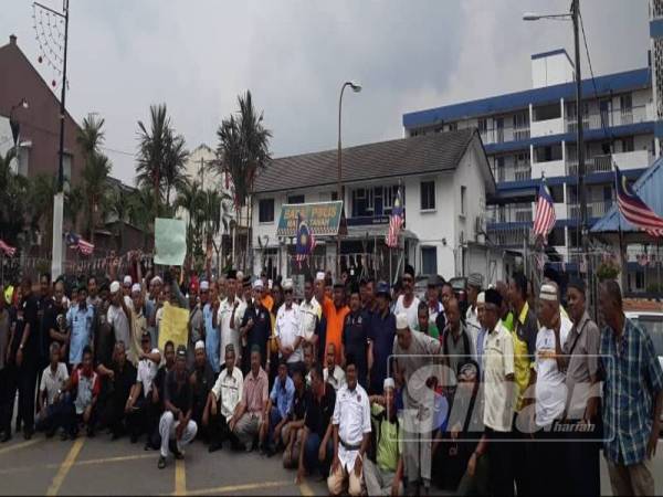 Sebahagian ahli PVATM cawangan Masjid Tanah yang membantah tindakan Yew Yin yang mempersendakan pasukan tentera.