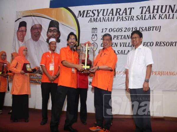Mohamad (dua dari kanan) menerima cenderahati daripada Muhaimin selepas merasmikan Mesyuarat Tahunan Amanah Pasir Salak di sini hari ini.