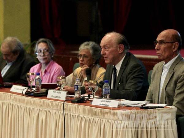 (Dari kanan) Tan Sri Mohd Jawhar Hassan, Prof Michel Chossudovsky, Dr Zulaiha Ismail, Ms Askiah Adam dan Dr Chandra Muzaffar hadir pada persidangan antarabangsa MH17: The Quest For Justice, Kuala Lumpur di sini hari ini. Foto: ZAHID IZZANI