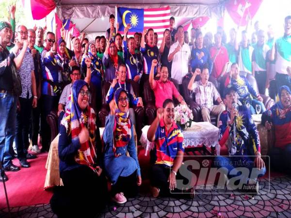 Mohd Firdaus (tengah) bergambar bersama sebahagian peserta konvoi dan hadirin yang memeriahkan program.