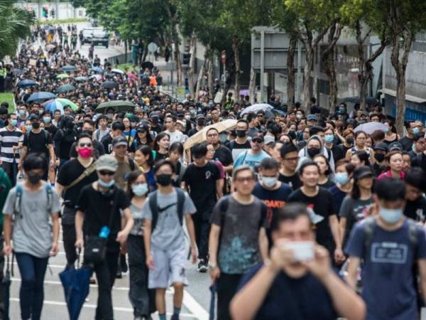 Lebih 1,000 orang guru turut menyertai protes aman di Hong Kong hari ini.